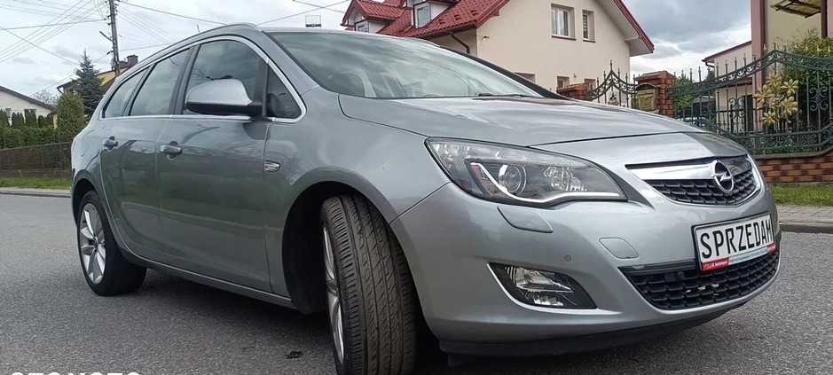 Opel Astra cena 24900 przebieg: 203000, rok produkcji 2011 z Toruń małe 137